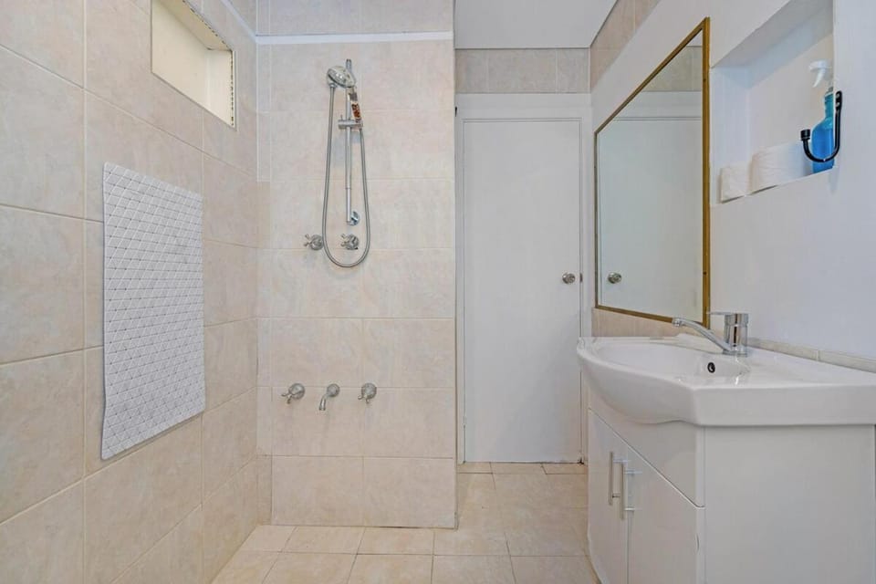 Lakeside 3 Bedrooms House Apartment in Wollongong