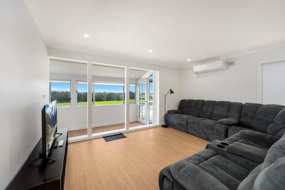 Lakeside 3 Bedrooms House Apartment in Wollongong