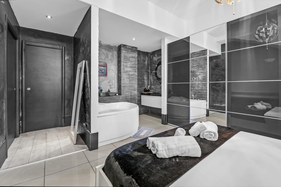 Hot Tub, Bathroom, Bedroom, towels