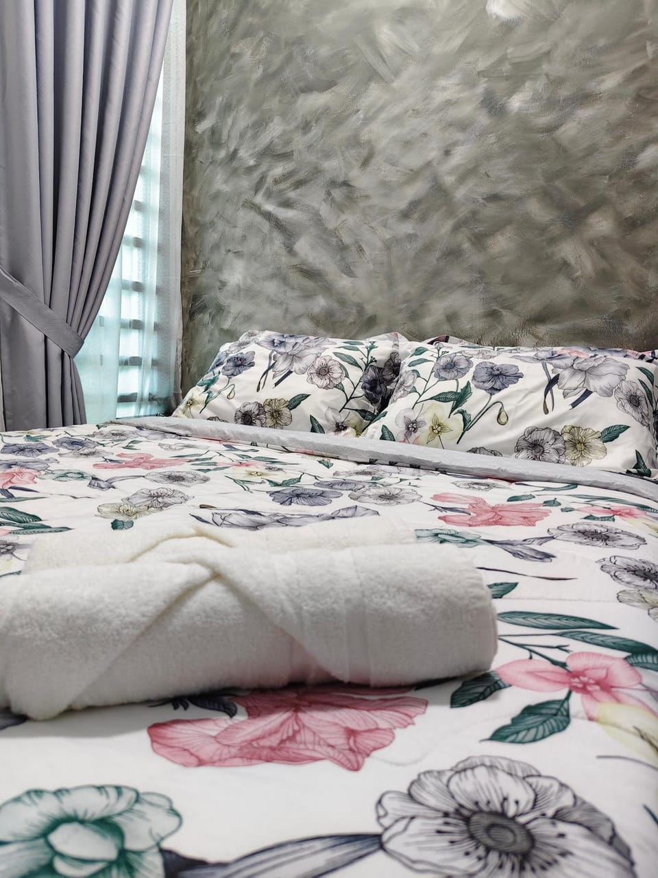Bed, Bedroom, towels