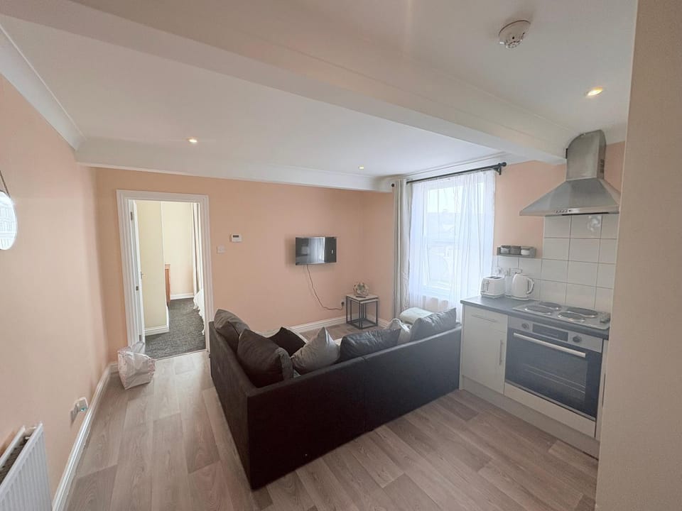 Lovely 1 Bed flat in high street - 4 min walk to beach- 300m Apartment in Herne Bay