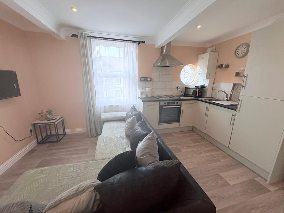 Lovely 1 Bed flat in high street - 4 min walk to beach- 300m Apartment in Herne Bay