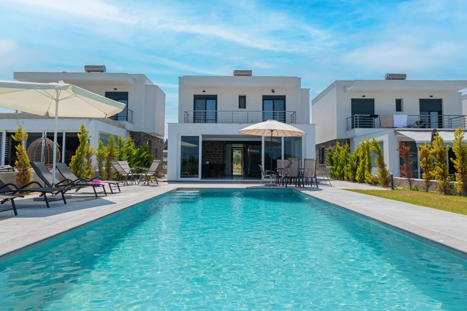 Property building, Pool view, Swimming pool