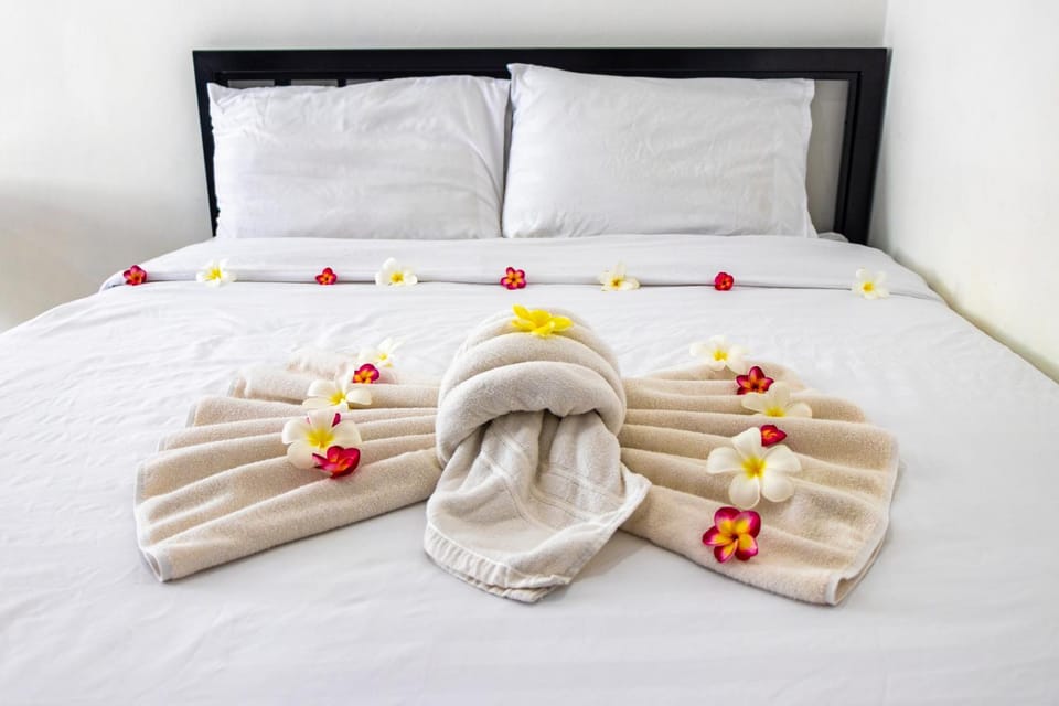 Bed, Bedroom, towels