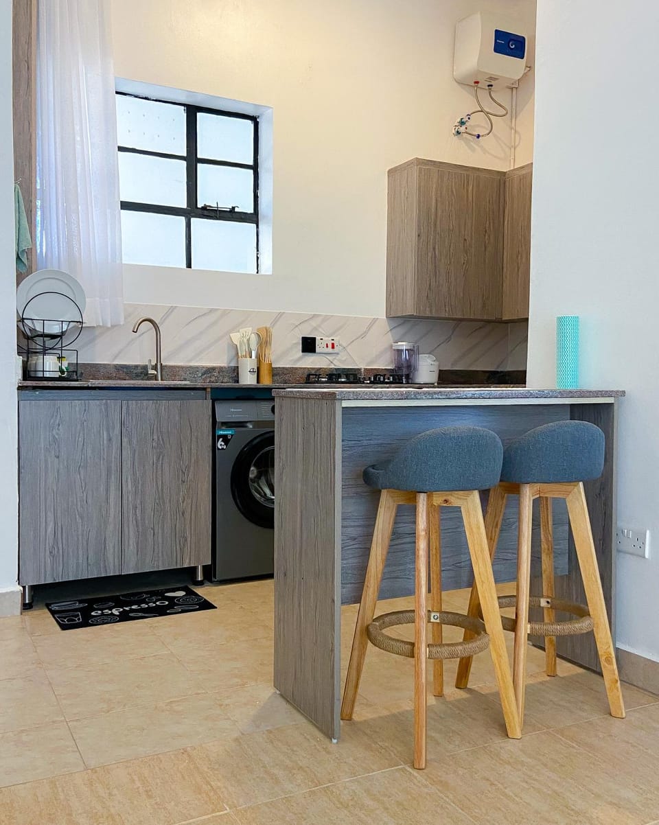 Dining area, minibar