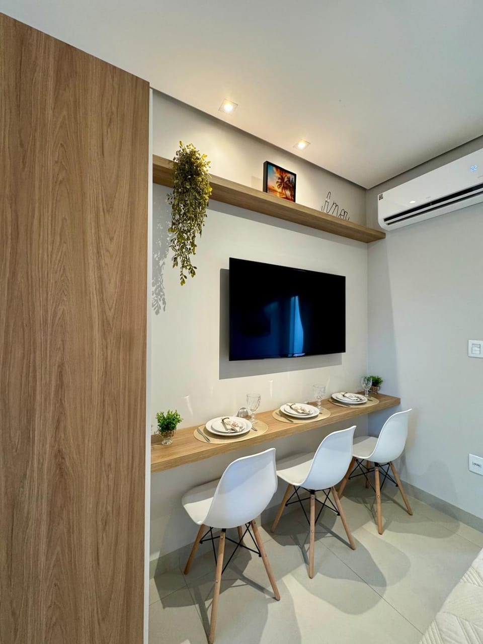 TV and multimedia, Seating area, Dining area