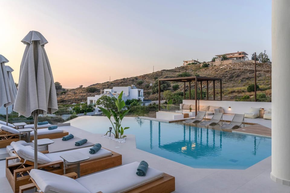 Patio, Nearby landmark, Day, Natural landscape, Mountain view, Pool view, Swimming pool, sunbed