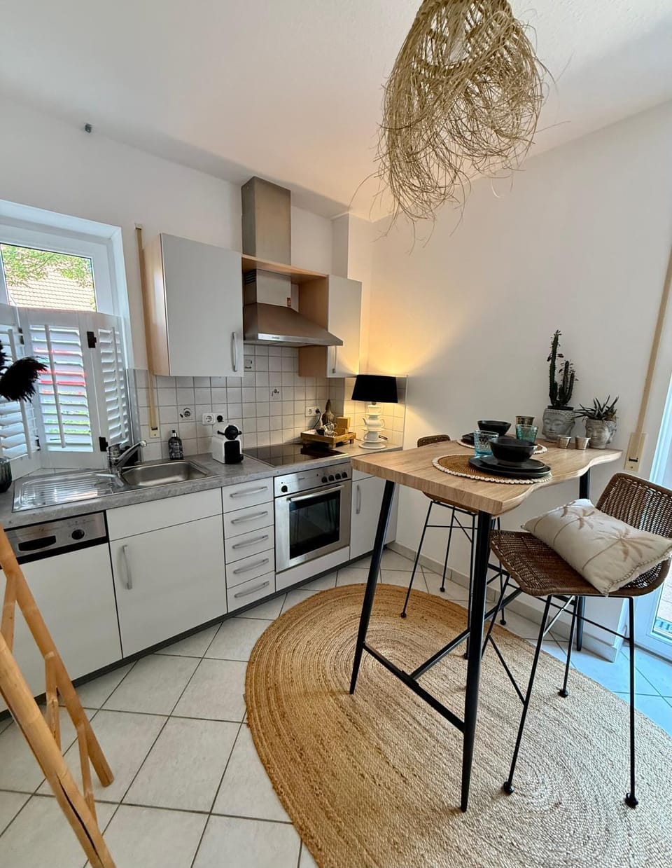 Coffee/tea facilities, Kitchen or kitchenette, Dining area, dishwasher, stove, toaster