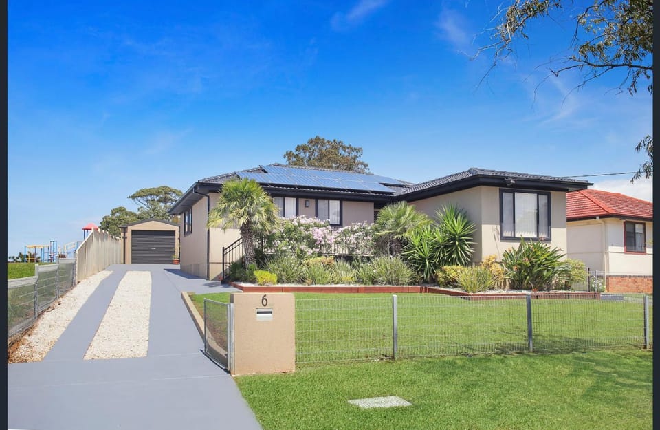 Sunny Shores Retreat Spacious & Relaxing Escape House in Wollongong