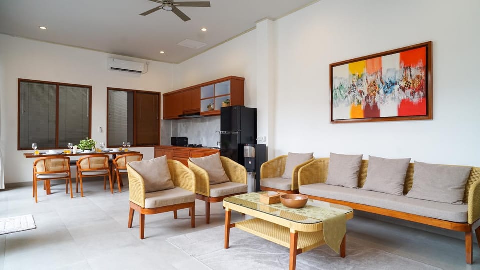 Kitchen or kitchenette, Seating area, Dining area