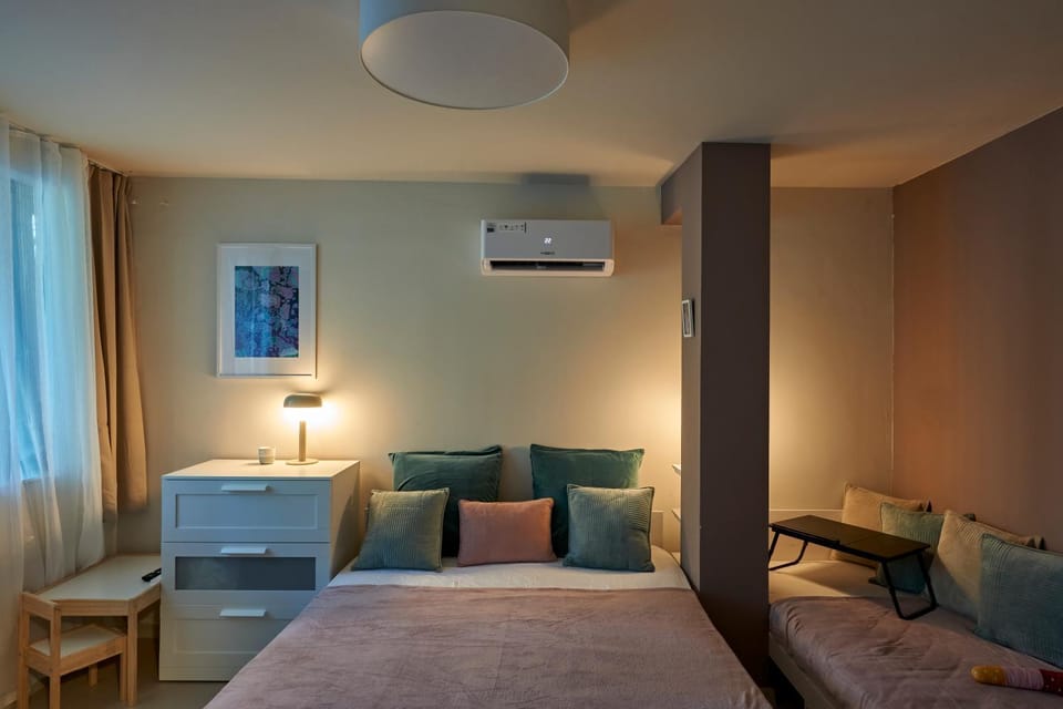 Bedroom, air conditioner