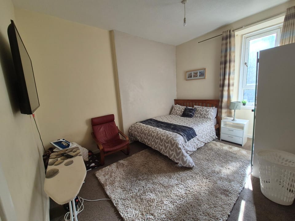 Bed, TV and multimedia, Photo of the whole room, Bedroom, wardrobe