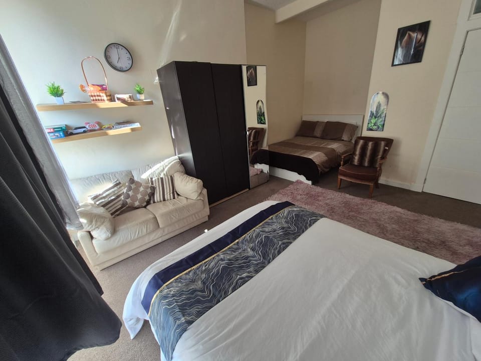 Bed, Photo of the whole room, Seating area, Bedroom, wardrobe