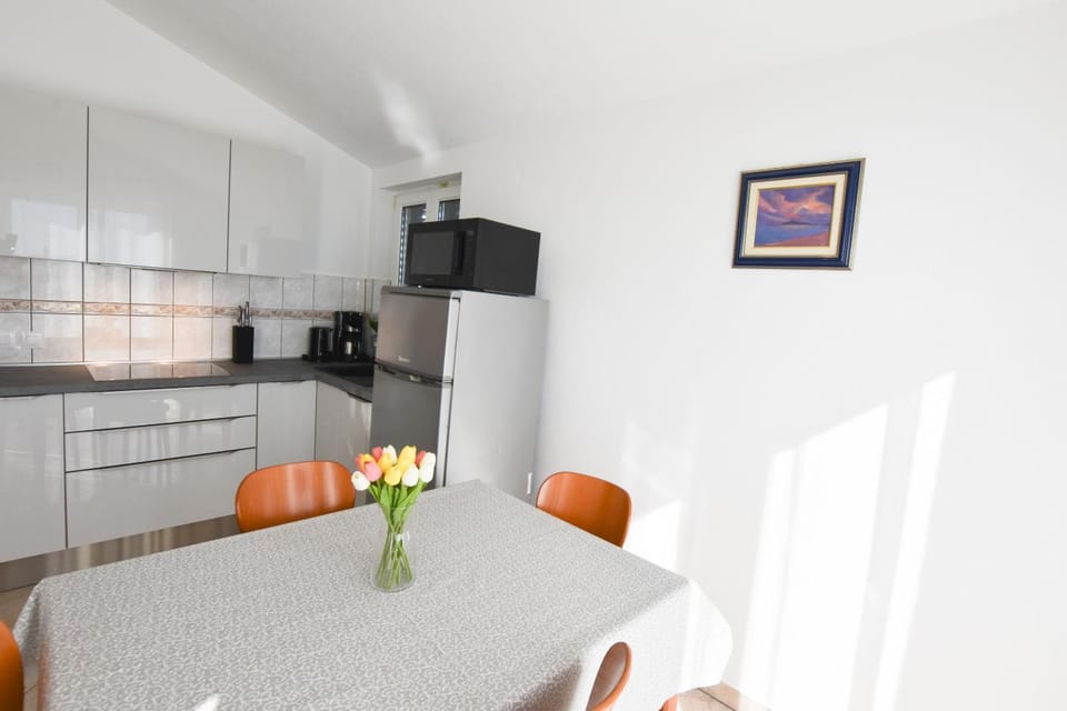 Kitchen or kitchenette, Dining area, stove