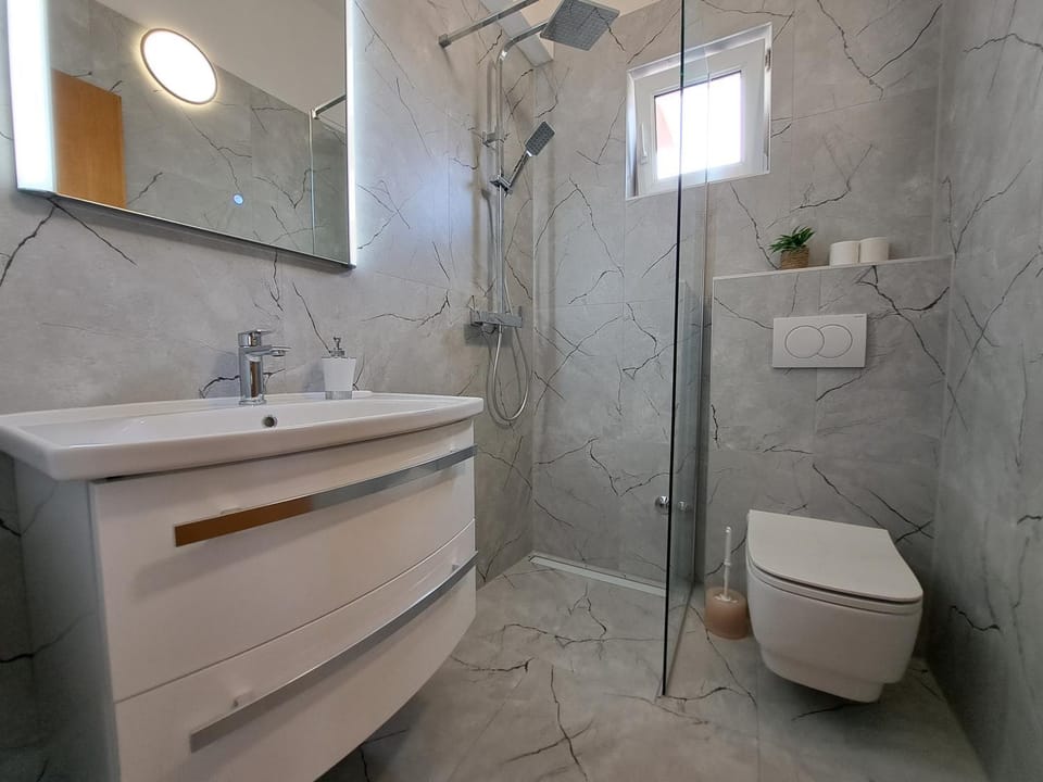 Shower, Toilet, Bathroom, towels