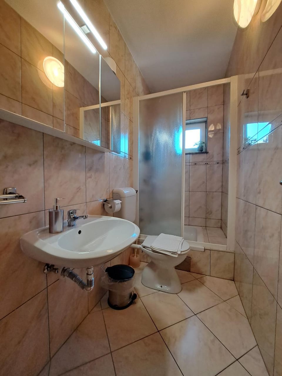 Shower, Toilet, Bathroom, towels