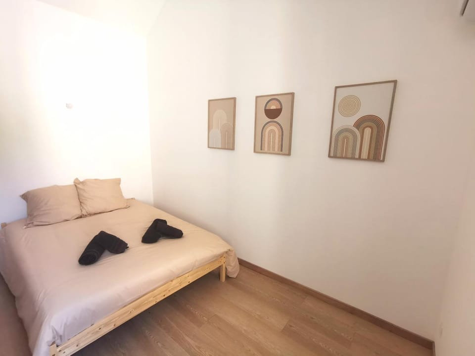 Bed, Photo of the whole room, Decorative detail, Bedroom, towels