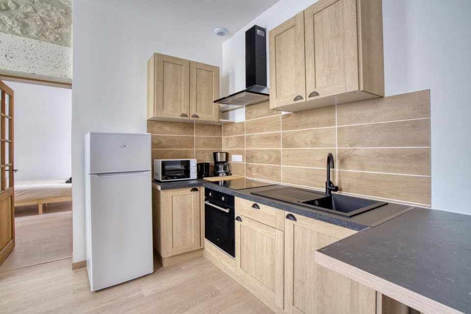 Kitchen or kitchenette, Seating area, Dining area, concierge, microwave, oven, stove