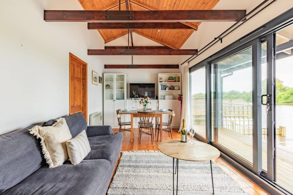 Innisfree House by Leap Escapes House in Brundall