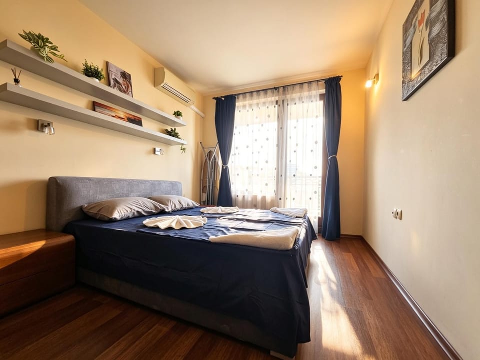 Bed, Photo of the whole room, towels