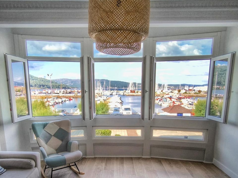 Natural landscape, View (from property/room), Balcony/Terrace, Living room, Seating area, City view, Mountain view, Sea view