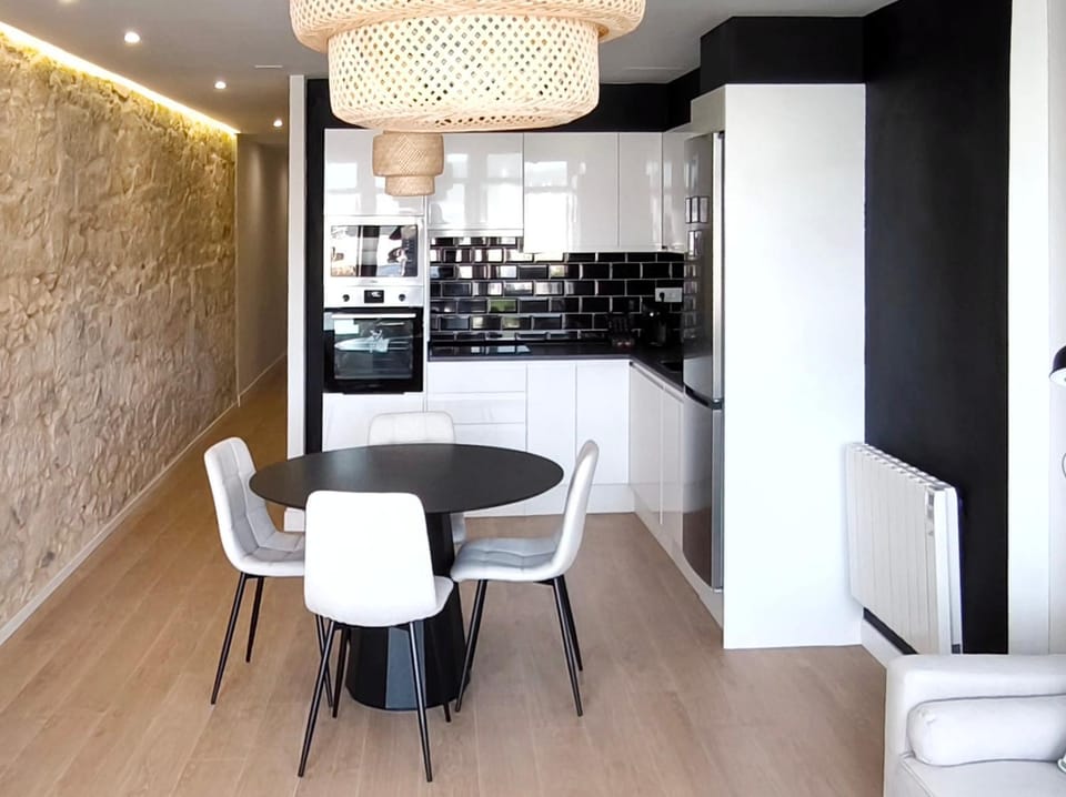 Coffee/tea facilities, Kitchen or kitchenette, Living room, Seating area, Dining area, oven, stove