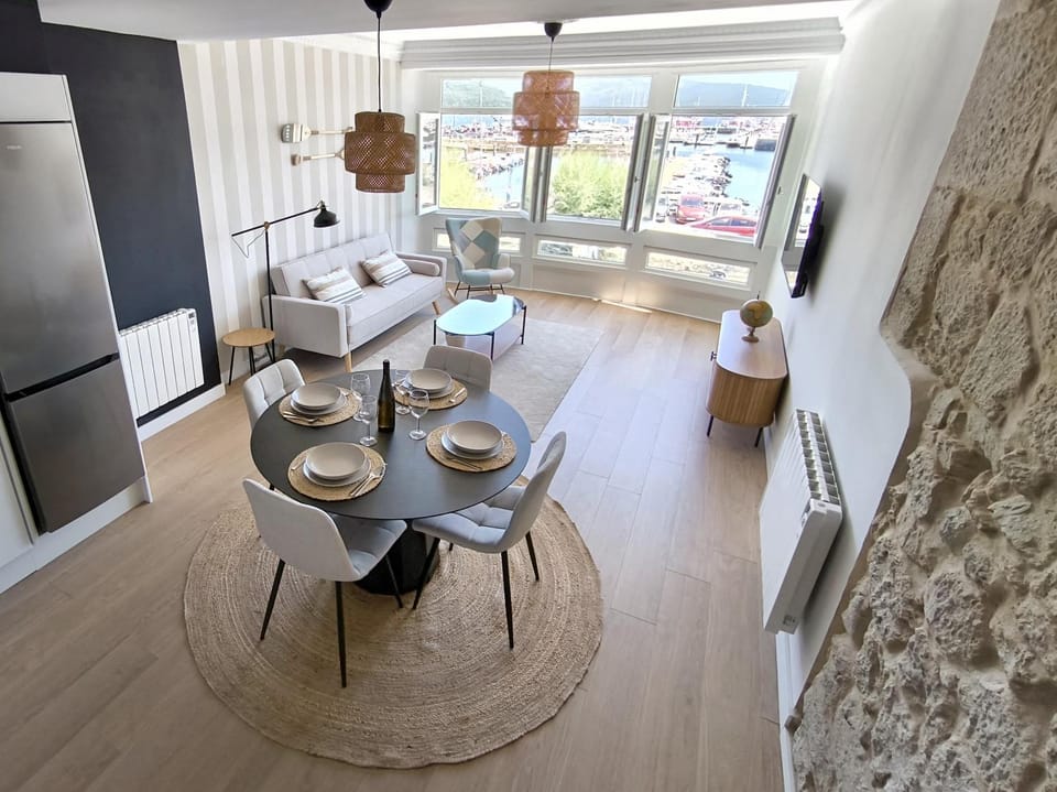 Kitchen or kitchenette, Living room, Seating area, Dining area, oven