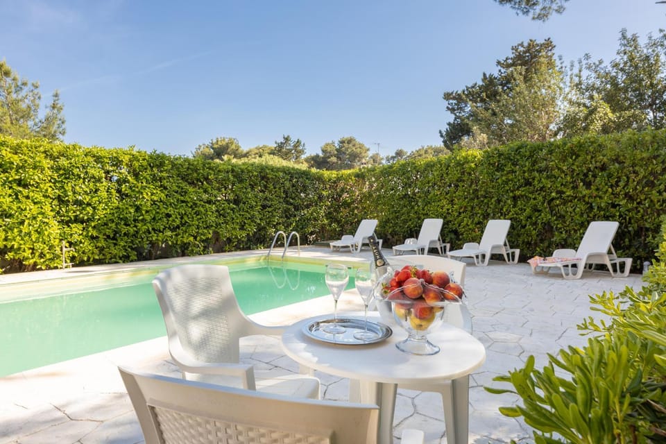 Food and drinks, Garden view, Pool view, Swimming pool, sunbed