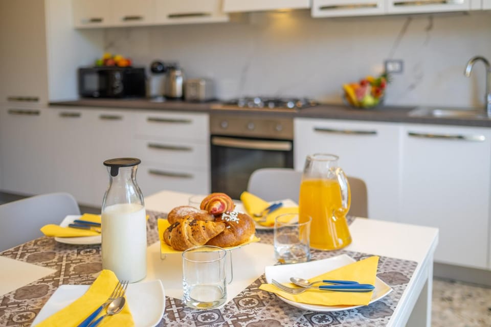Coffee/tea facilities, Kitchen or kitchenette, Dining area