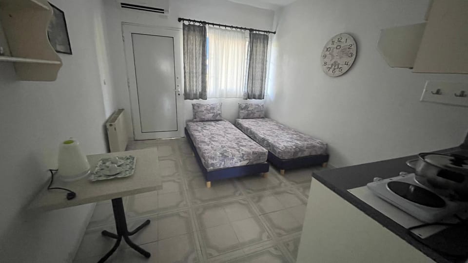 Photo of the whole room, Seating area