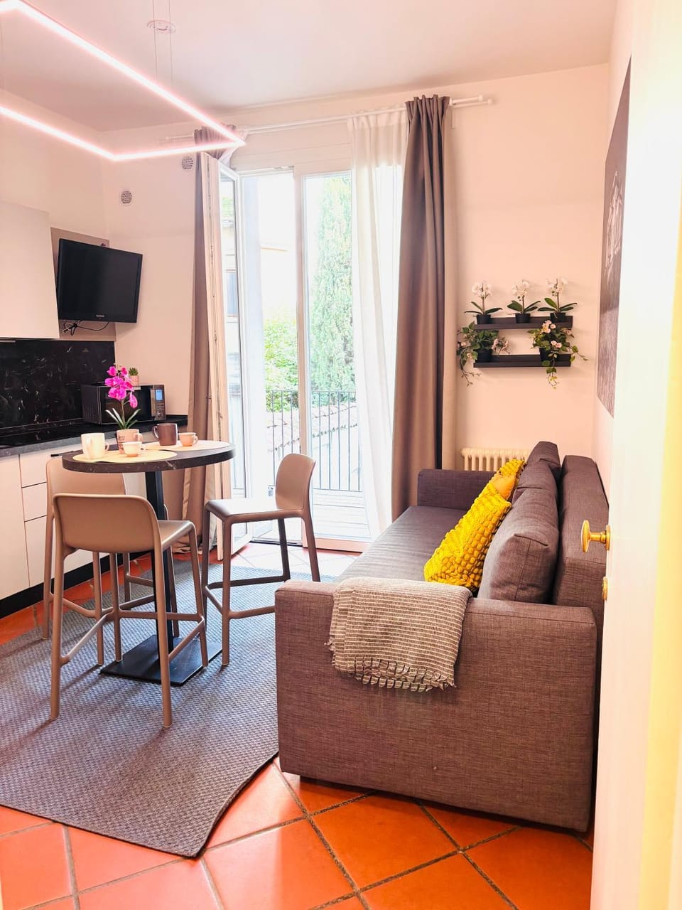 TV and multimedia, Kitchen or kitchenette, Living room, Seating area, Dining area