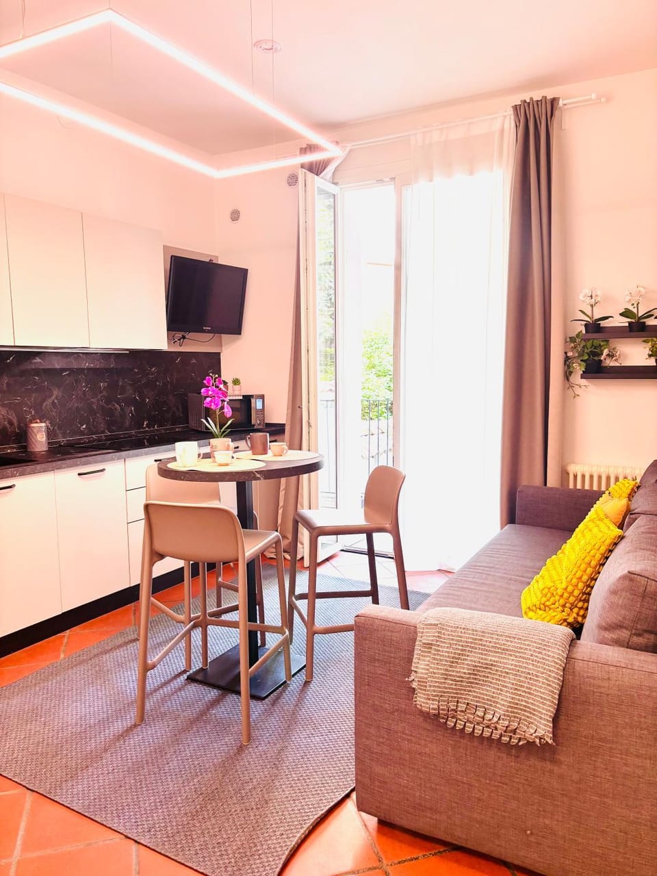 TV and multimedia, Kitchen or kitchenette, Living room, Seating area, Dining area
