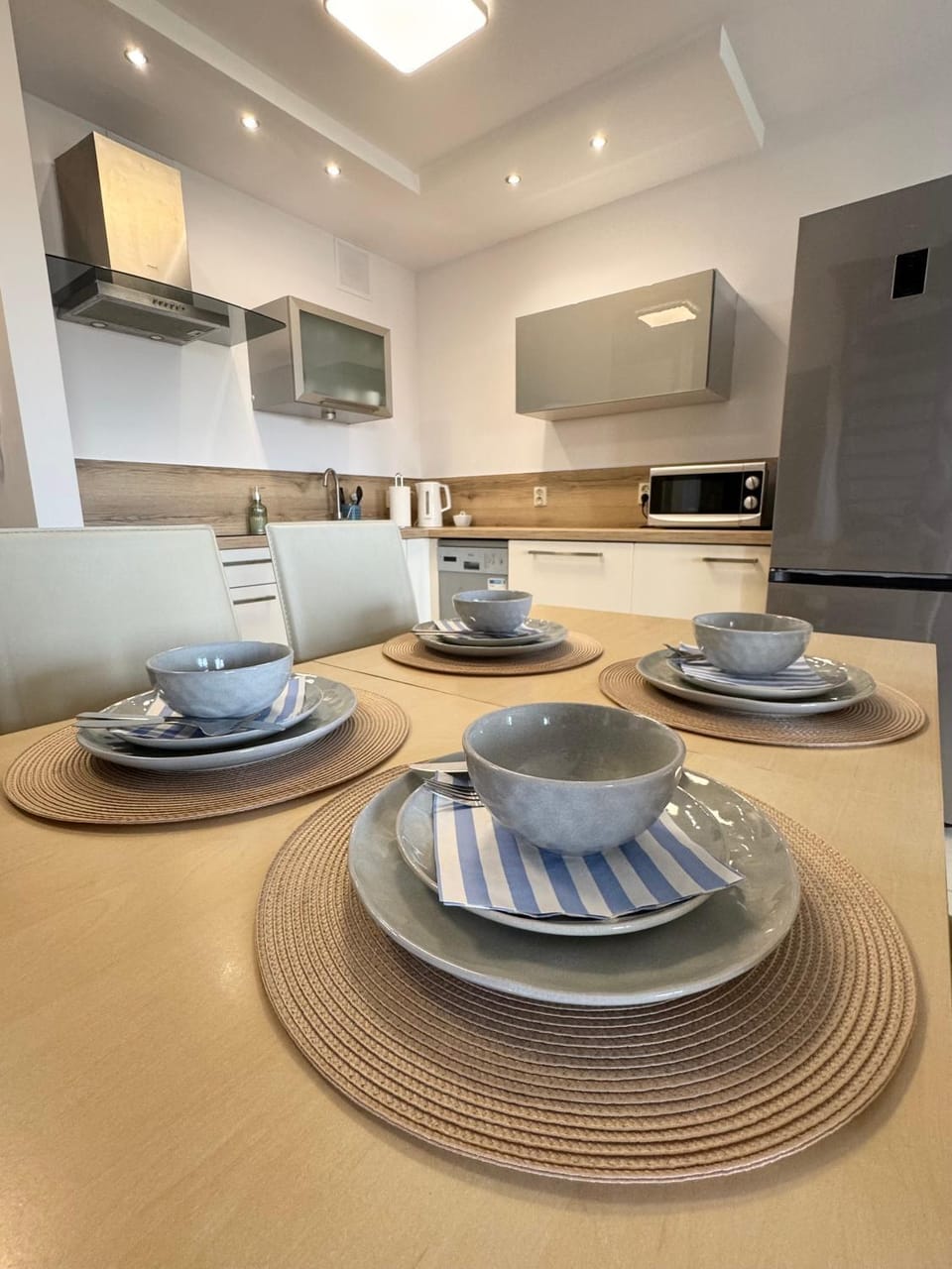 Coffee/tea facilities, Kitchen or kitchenette, Dining area, stove