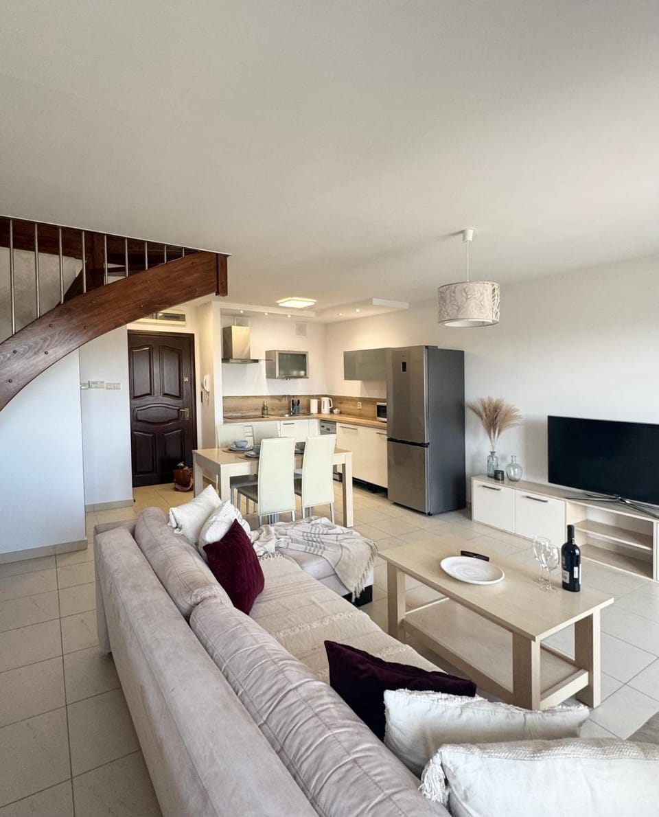 Communal lounge/ TV room, TV and multimedia, Kitchen or kitchenette, Living room, Seating area, Dining area, Evening entertainment, oven, stove