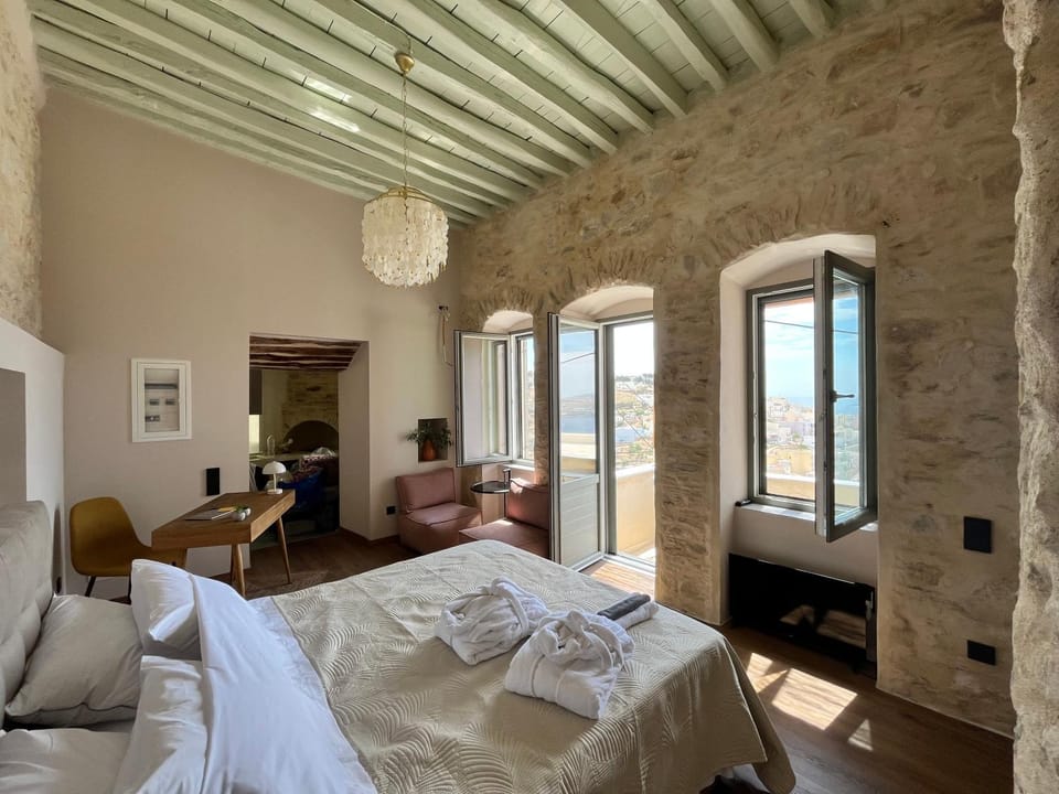 Bed, Living room, Photo of the whole room, Seating area, Bedroom
