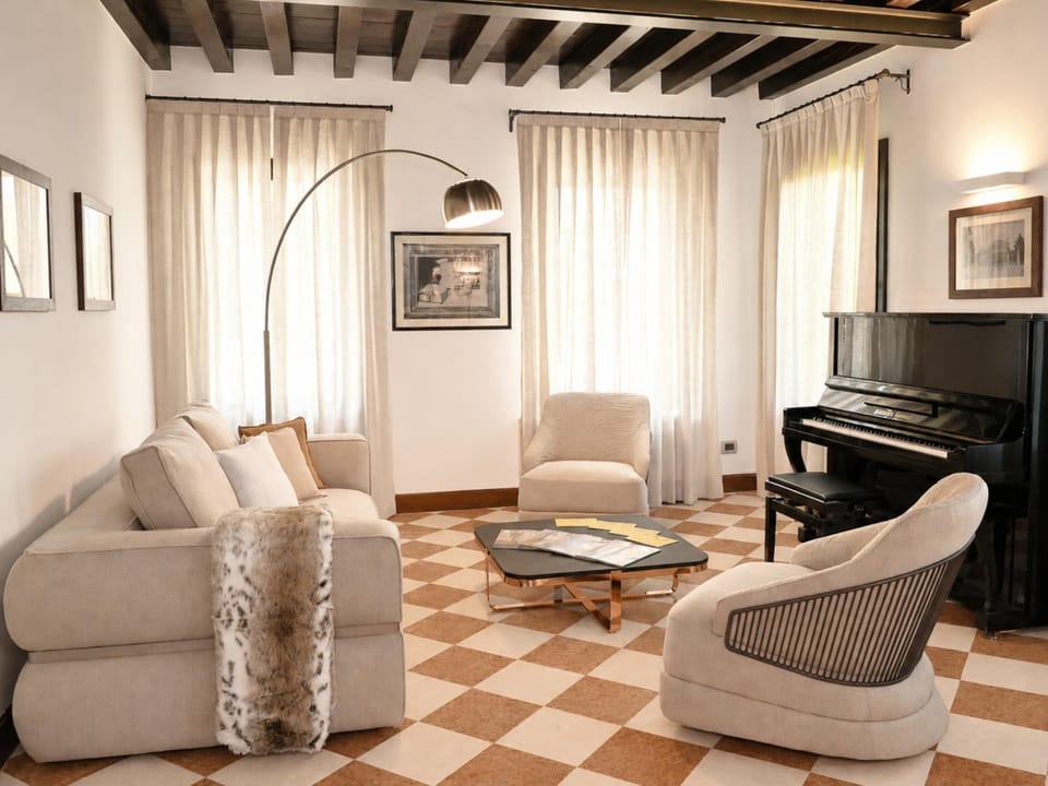 Communal lounge/ TV room, Lounge or bar