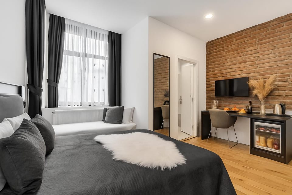 Bed, TV and multimedia, Photo of the whole room, Bedroom