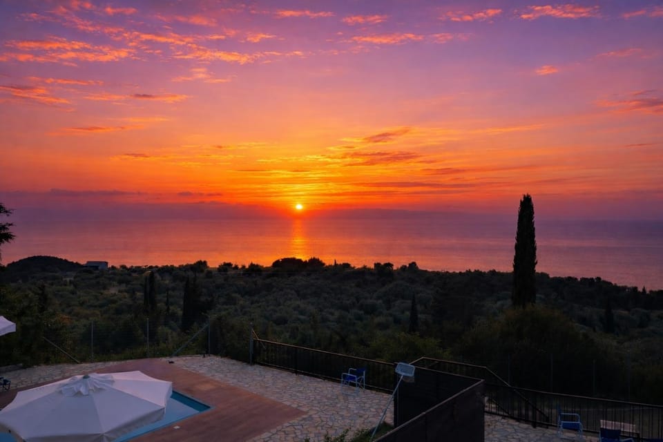 Property building, Sea view, Swimming pool, Location