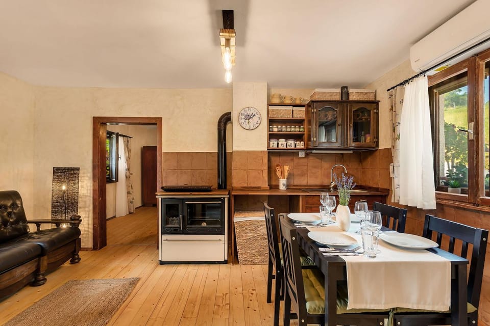Kitchen or kitchenette, Seating area, Dining area
