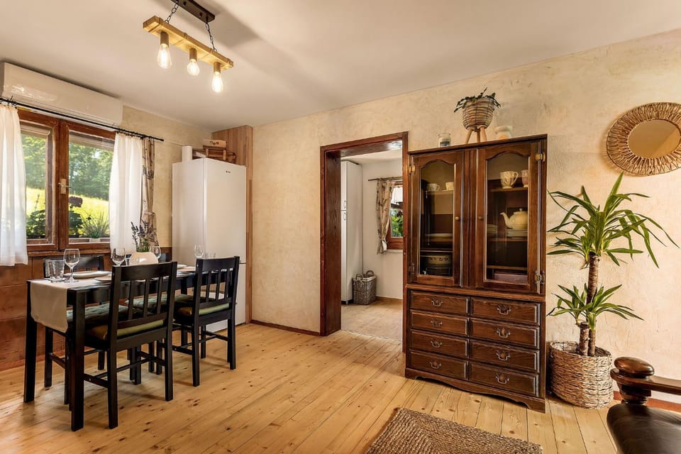 Kitchen or kitchenette, Seating area, Dining area, air conditioner
