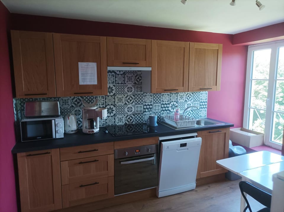 Coffee/tea facilities, Kitchen or kitchenette, dishwasher, oven, toaster