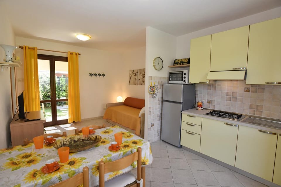 Bed, TV and multimedia, Kitchen or kitchenette, stove