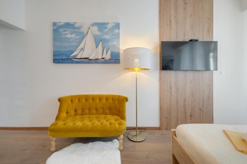 Communal lounge/ TV room, TV and multimedia, Living room, Seating area