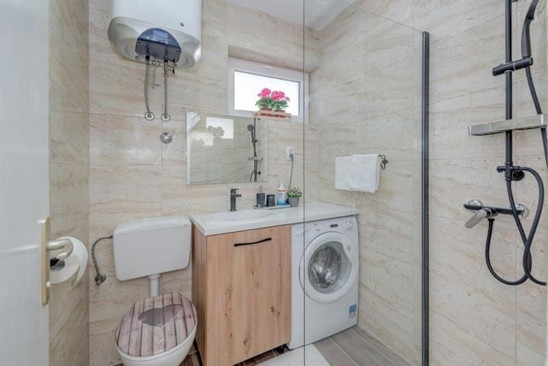 Shower, Toilet, Bathroom, towels, washing machine