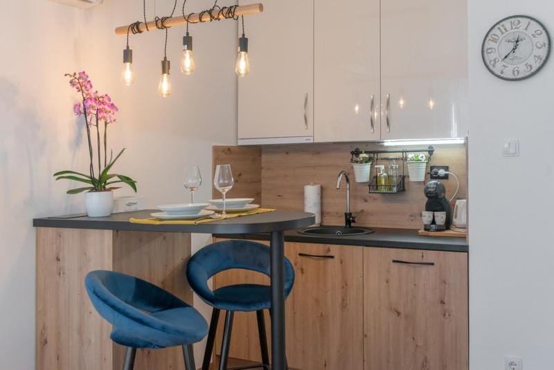 Kitchen or kitchenette, Dining area, stove