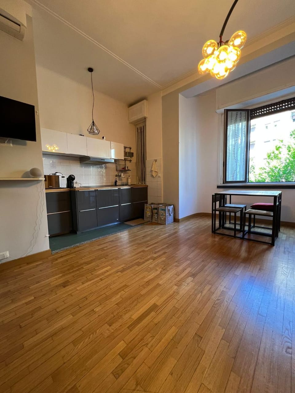 Kitchen or kitchenette, Dining area, stove