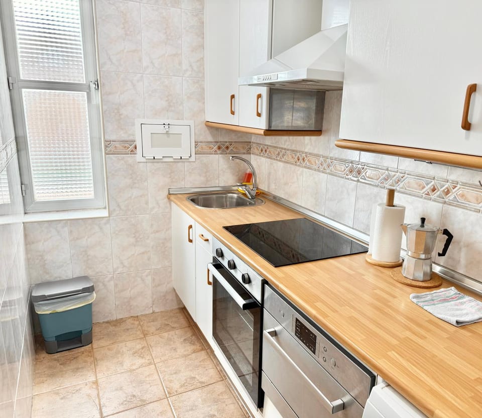 Kitchen or kitchenette, dishwasher, stove