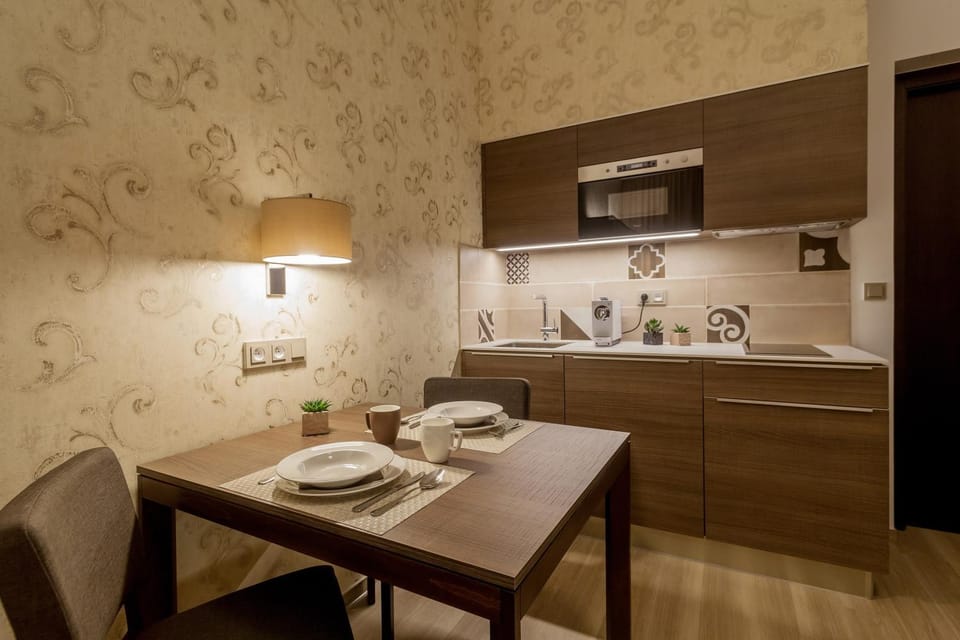 Kitchen or kitchenette, Seating area, Dining area