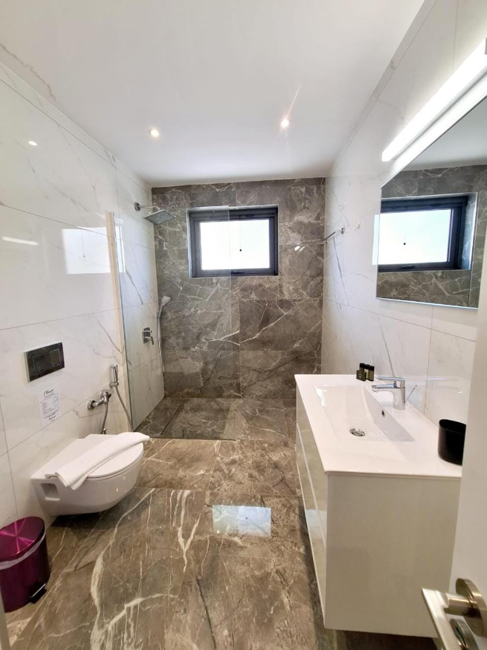 Shower, Toilet, Bathroom, Bath, towels