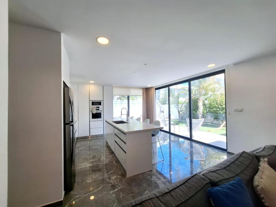 Kitchen or kitchenette, Dining area, Pool view, Swimming pool, stove